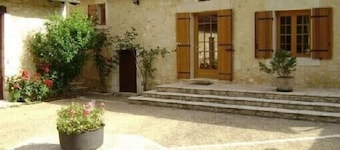 18th century farmhouse, fully renovated, well-equipped, pets welcome.