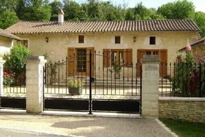Exterior - 18th century farmhouse, renovated, quiet, well equipped with garage and parking. (Dordogne)