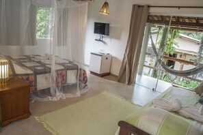 Suíte família, várias camas, vista para o jardim | Frigobar, cortinas blackout, Wi-Fi de cortesia, roupa de cama