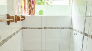 Family Suite, Multiple Beds, Garden View | Bathroom - Pousada Peki (Porto Seguro)