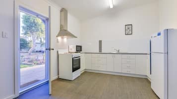 Réfrigérateur, micro-ondes, grille-pain