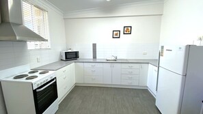 Réfrigérateur, micro-ondes, plaque de cuisson, grille-pain