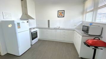 Réfrigérateur, micro-ondes, plaque de cuisson, grille-pain