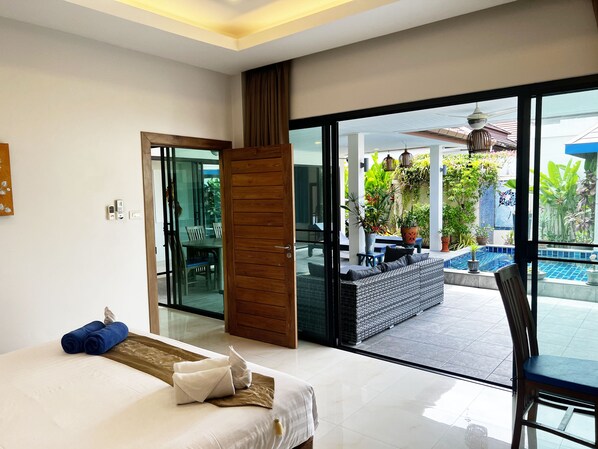 2 chambres, coffres-forts dans les chambres, fer et planche à repasser