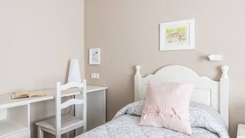 Ein Schlafzimmer mit einem Bett, einem Schreibtisch und einem Stuhl.