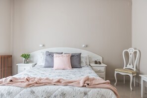 Cortinas opacas, wifi gratis, ropa de cama