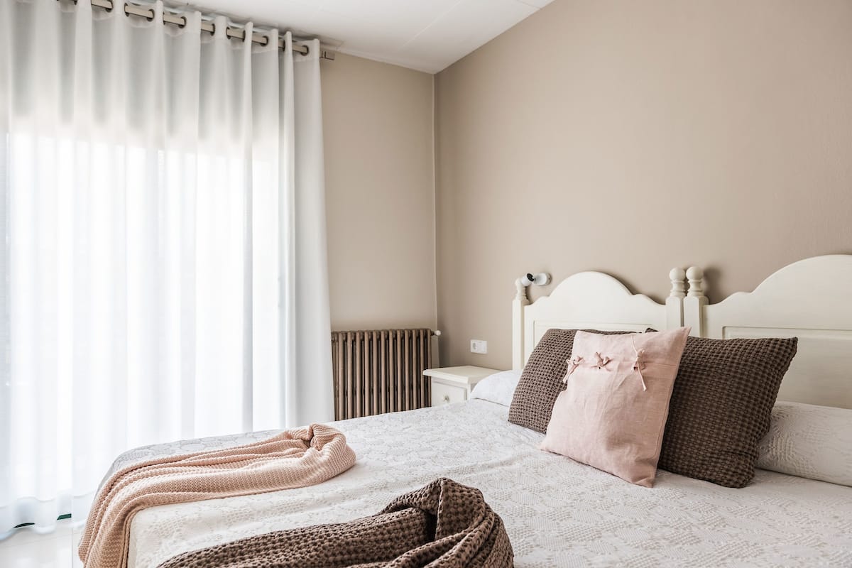 Blackout curtains, free WiFi, bed sheets