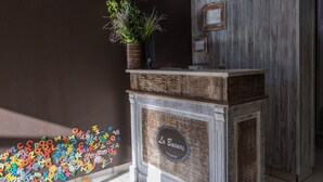 A reception desk with a wooden finish and a sign that reads "Lo Buenos."