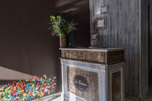 Una recepción con detalles de madera y un letrero que dice "Lo Buenos".