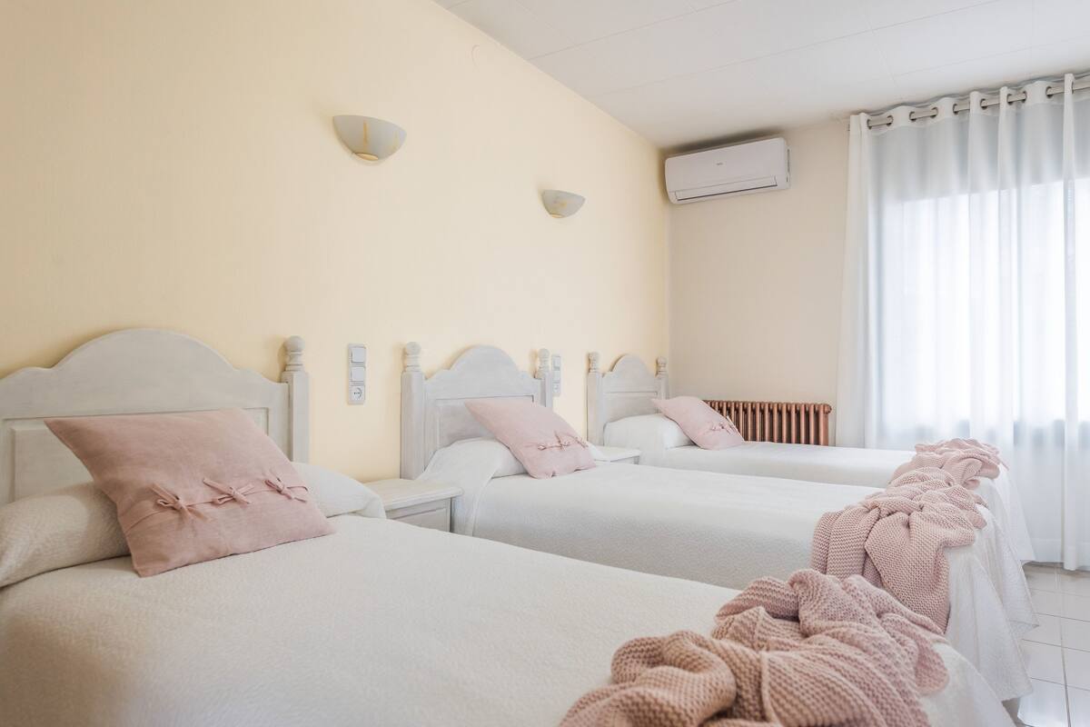 Blackout drapes, WiFi (free), bed sheets