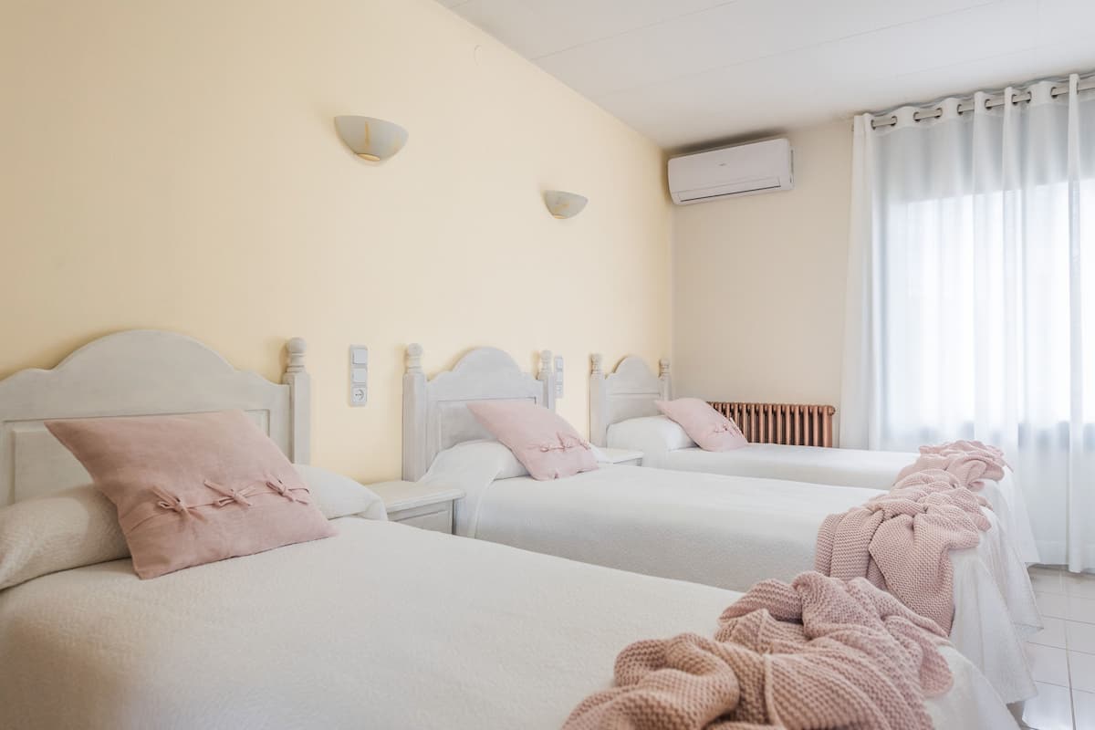 Blackout curtains, free WiFi, bed sheets