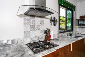 Kühlschrank, Mikrowelle, Herdplatte, Wasserkocher mit Kaffee-/Teezubehör