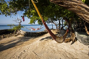 En la playa, snorkel y kayaks 
