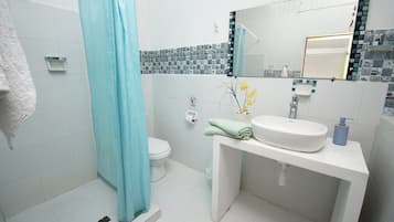 Family Suite, Multiple Beds | Bathroom