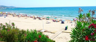 VILLA F4. IN A RESIDENCE WITH SWIMMING POOL, 5 FROM THE BEACH AND CENTER