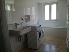 Apartment, 2 Schlafzimmer | Badezimmer | Badewanne und Dusche (separat), Komfortbadewanne, Haartrockner