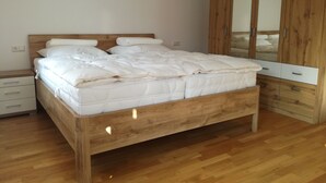 Apartament, 2 dormitoris | Escriptori i espai de treball apte per a portàtils 