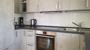 Apartament, 2 dormitoris | Cuina privada | Cafetera exprés, cafetera i tetera, frigorífic gran i forn 