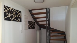 Apartament, 2 dormitoris | Sala d'estar | Televisor LCD 