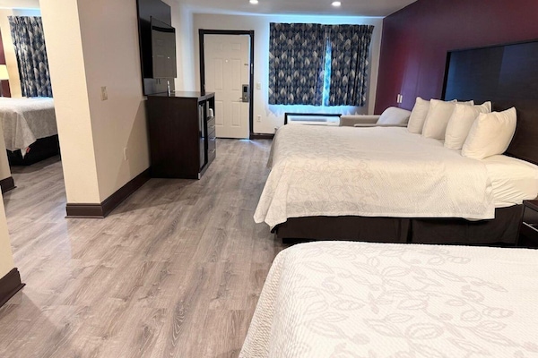 Suite, Mehrere Betten, Nichtraucher | Schreibtisch, laptopgeeigneter Arbeitsplatz, Verdunkelungsvorhänge