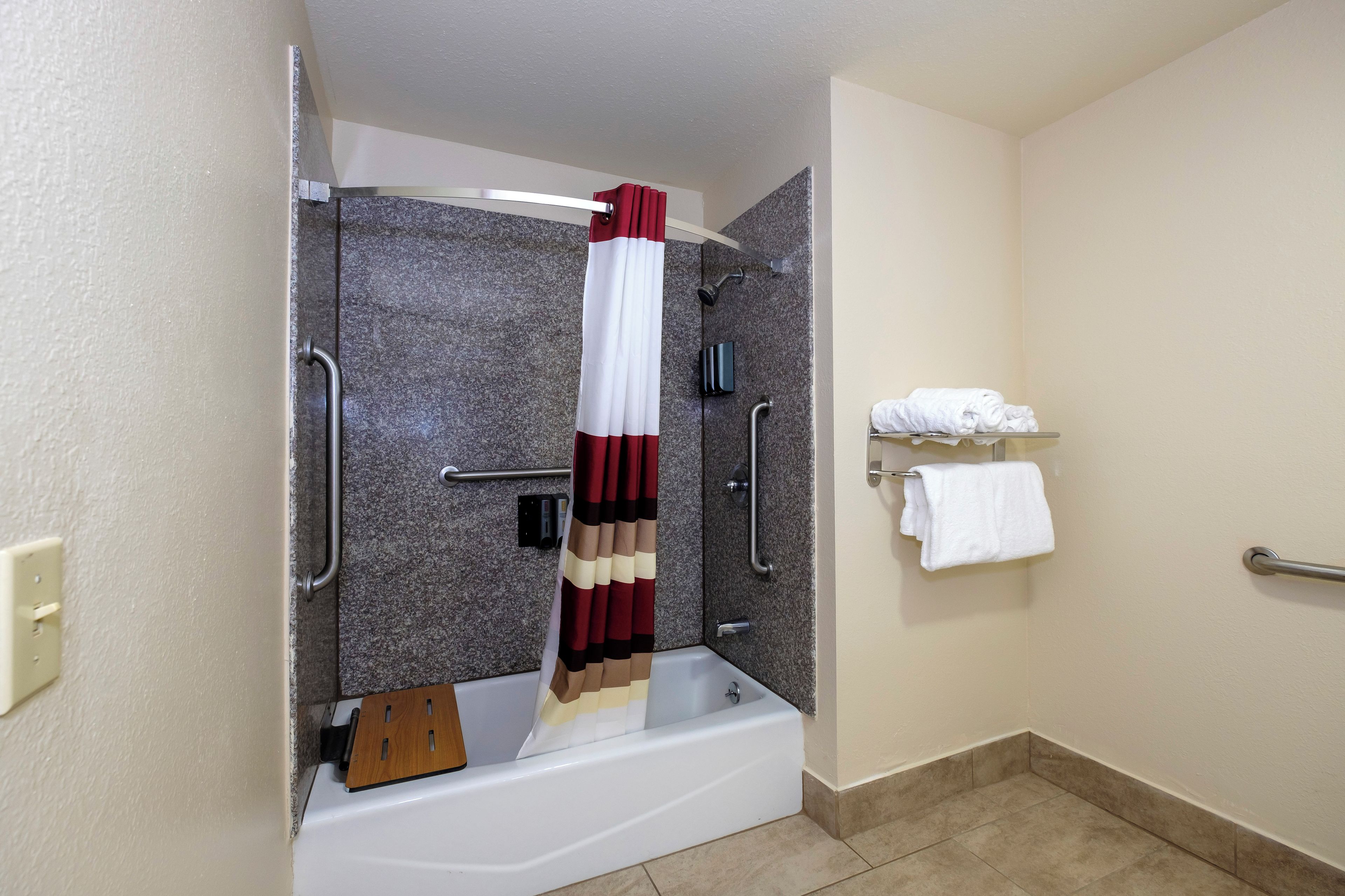 Combined shower/tub, free toiletries, hair dryer, towels