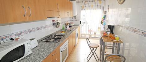 Een koelkast, een magnetron, een oven, een koffiezetapparaat/waterkoker