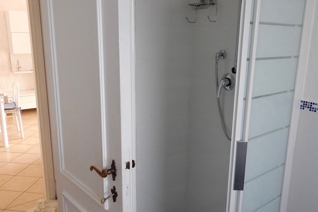 Shower, bidet, towels