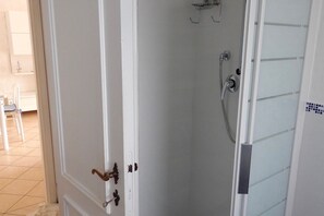 Douche, bidet, serviettes fournies