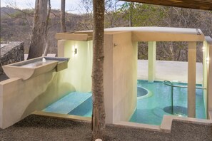 Couples treatment rooms, hot tub, deep-tissue massages, sports massages