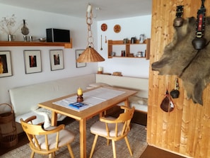 Apartment, Bergblick | Essbereich im Zimmer