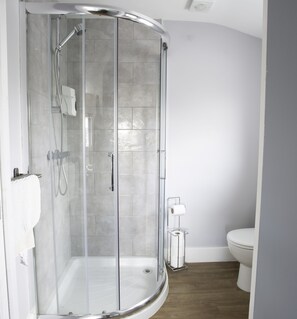 ฝักบัวในอ่างอาบน้ำ, ของใช้ในห้องน้ำฟรี, ผ้าเช็ดตัว, สบู่