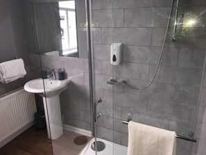 Ensemble douche/baignoire, articles de toilette gratuits