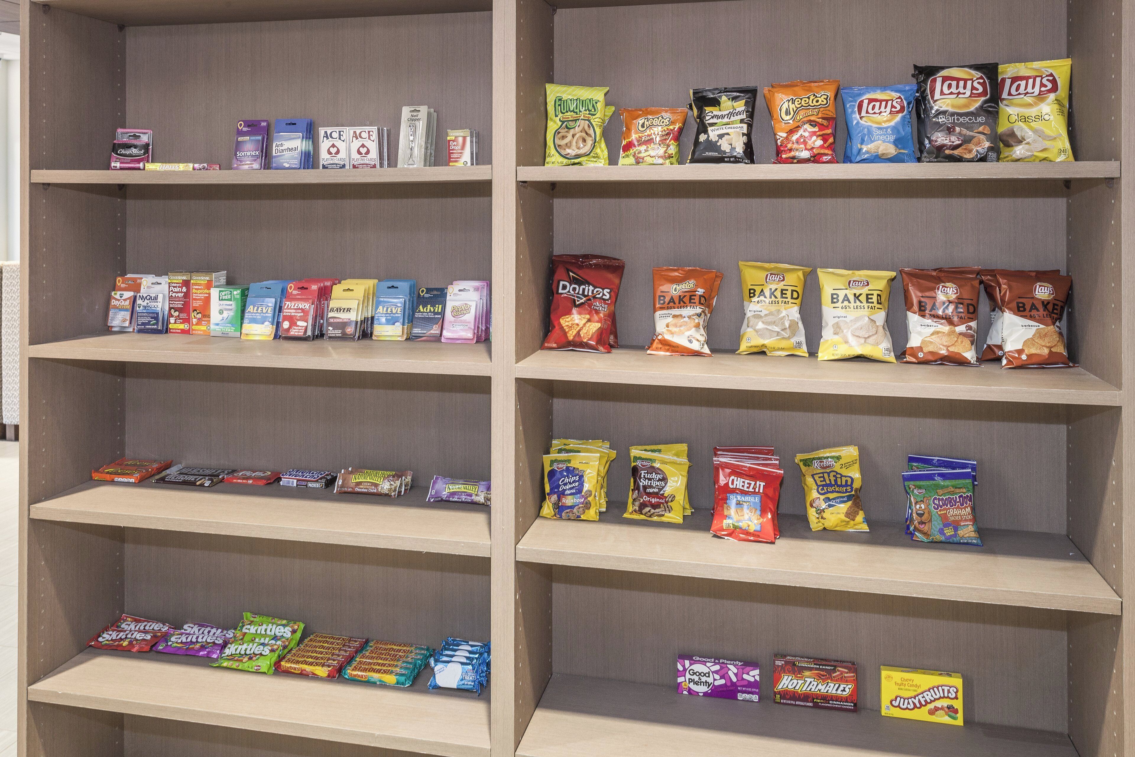 Una estantería con diferentes productos de alimentación y artículos para la salud.
