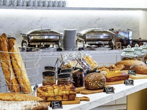 Daily buffet breakfast (EUR 21 per person) - Hôtel Mercure Marseille Canebière Vieux-Port (Marseille)