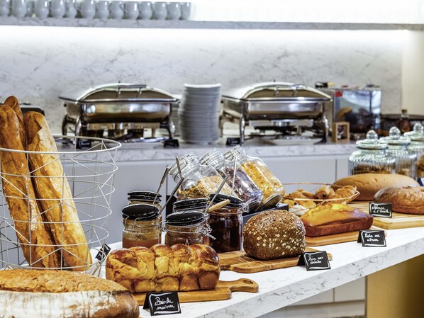 Daily buffet breakfast for a fee - Hôtel Mercure Marseille Canebière Vieux-Port (Marseille)