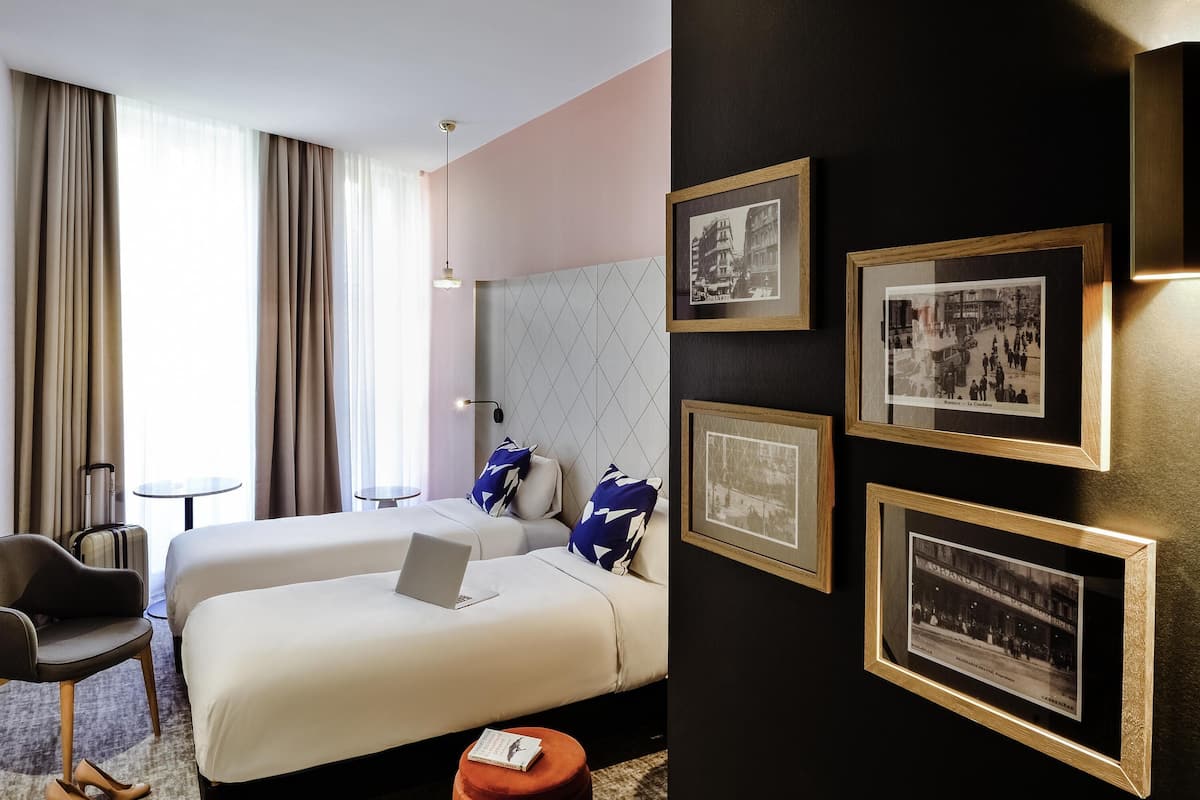 Habitación clásica, 2 camas individuales | Minibar, caja de seguridad en la habitación y escritorio