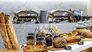 Petit déjeuner buffet servi tous les jours en supplément