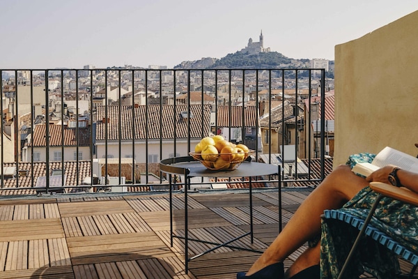 Bar mini, peti besi dalam bilik, meja, langsir/tirai gelap terus