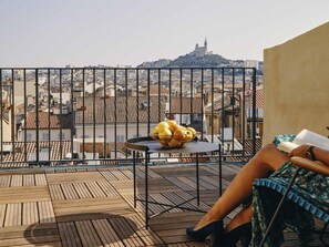 Minibar, in-room safe, desk, blackout drapes - Hôtel Mercure Marseille Canebière Vieux-Port (Marseille)