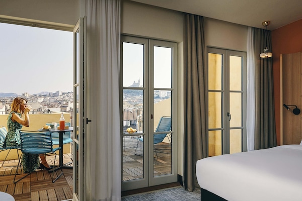 Minibar, odada kasa, masa, güneşlik/perde