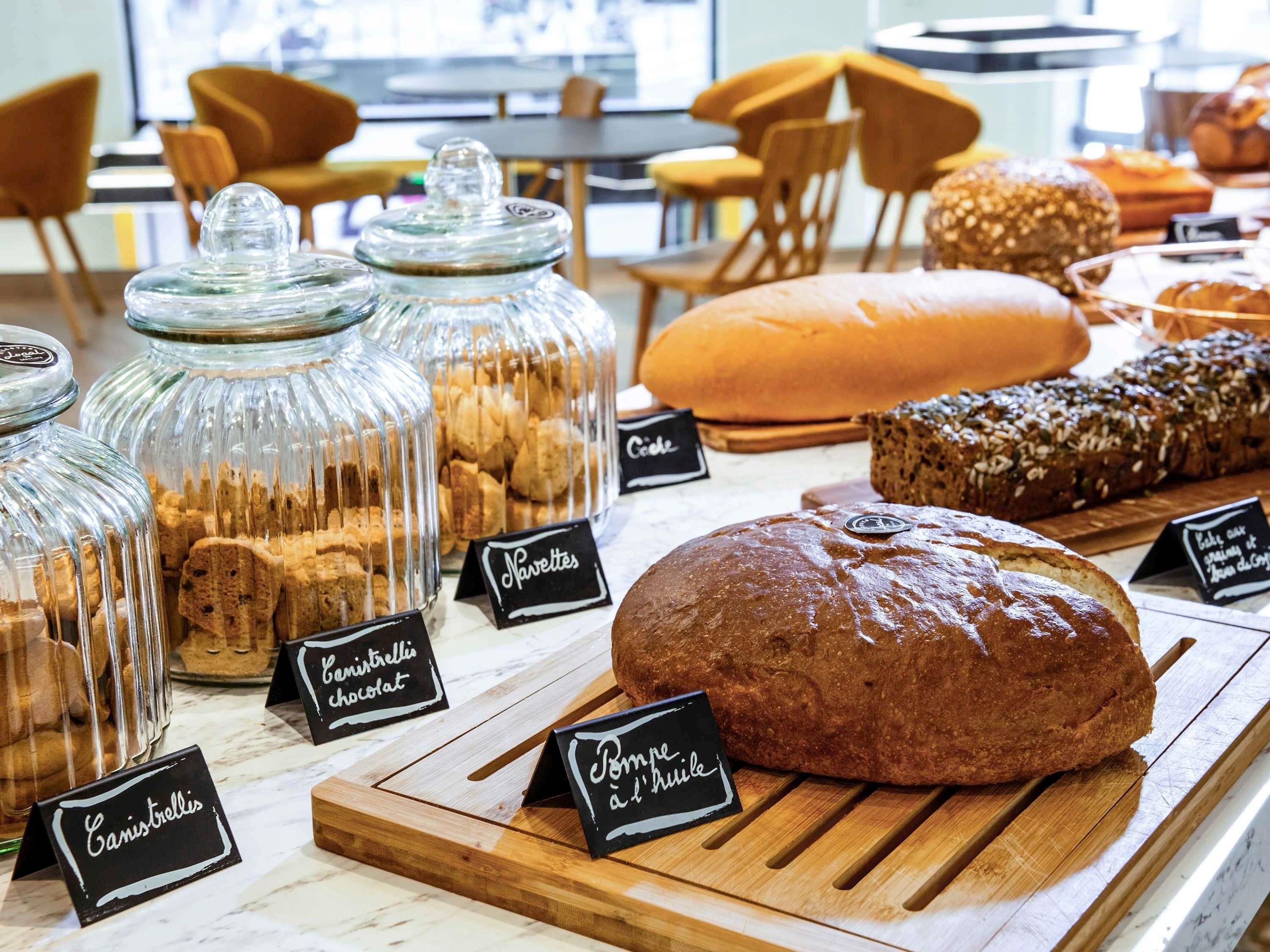 Eine Bäckereiauslage mit verschiedenen Backwaren und Etiketten.