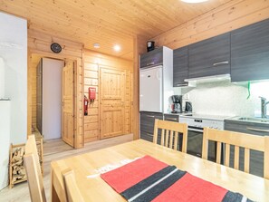 Kühlschrank, Mikrowelle, Geschirrspüler, Kochgeschirr/Geschirr/Besteck