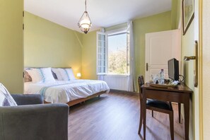 Chambre double | Décor unique, ameublement unique, lit de bébé (gratuit)