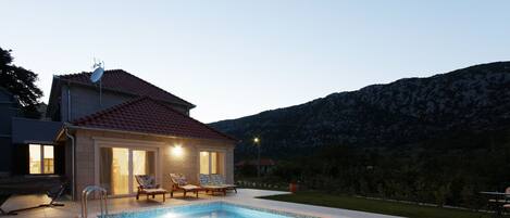 Seasonal outdoor pool