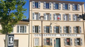 Un edificio con un letrero que dice "Gendarmerie Nationale".