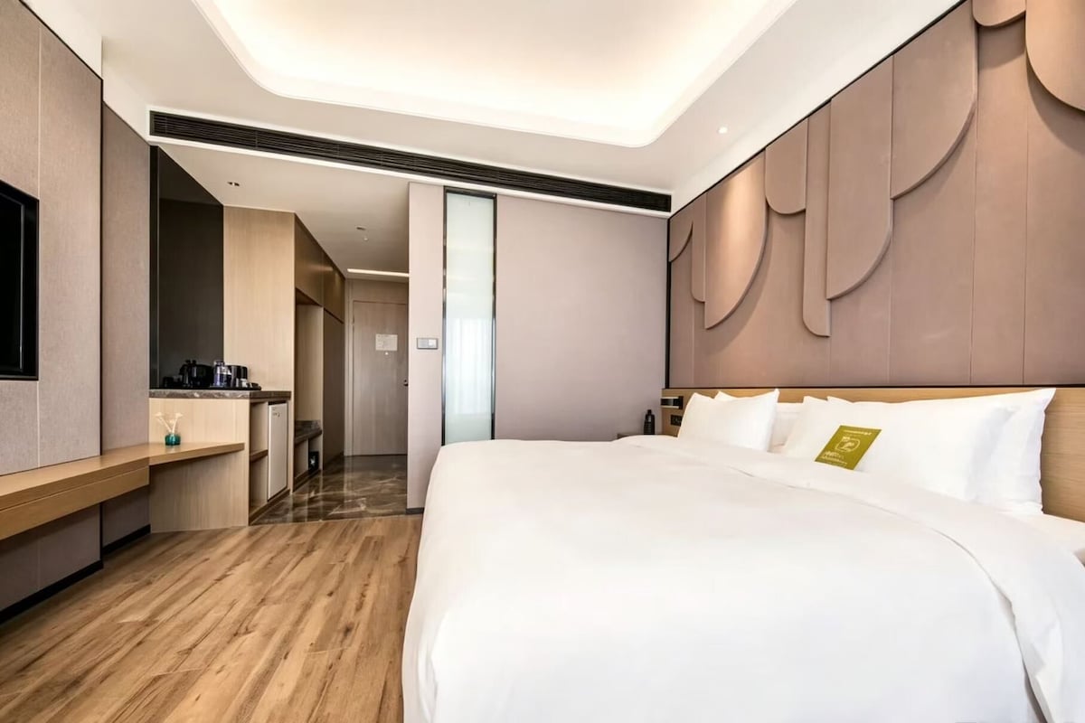 Habitación Deluxe, 1 cama de matrimonio grande | Edredones de plumas, colchones viscoelásticos, caja fuerte y escritorio