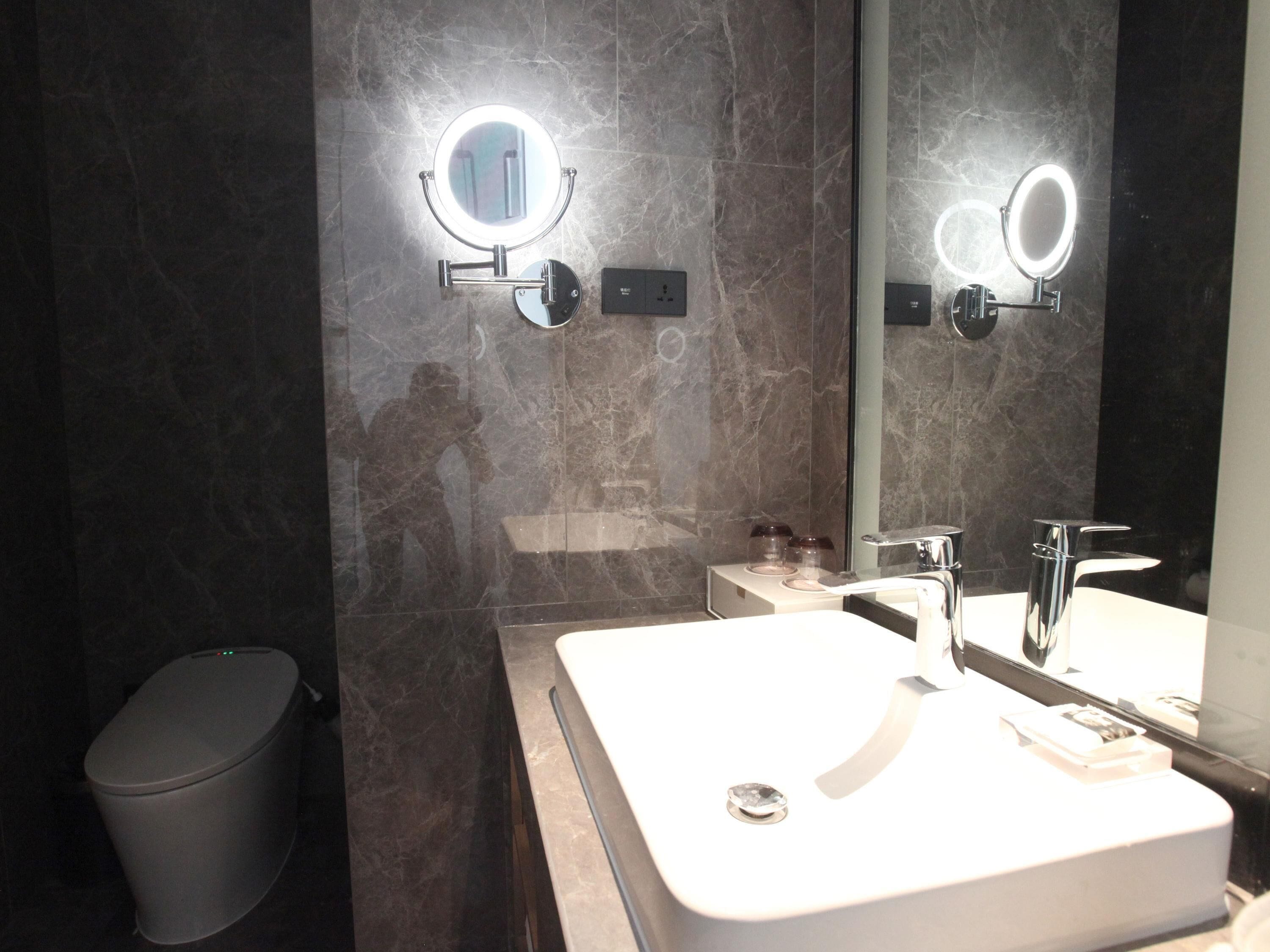 Privilege, Suite, 1 King Bed | In-room safe, individually decorated, individually furnished, desk