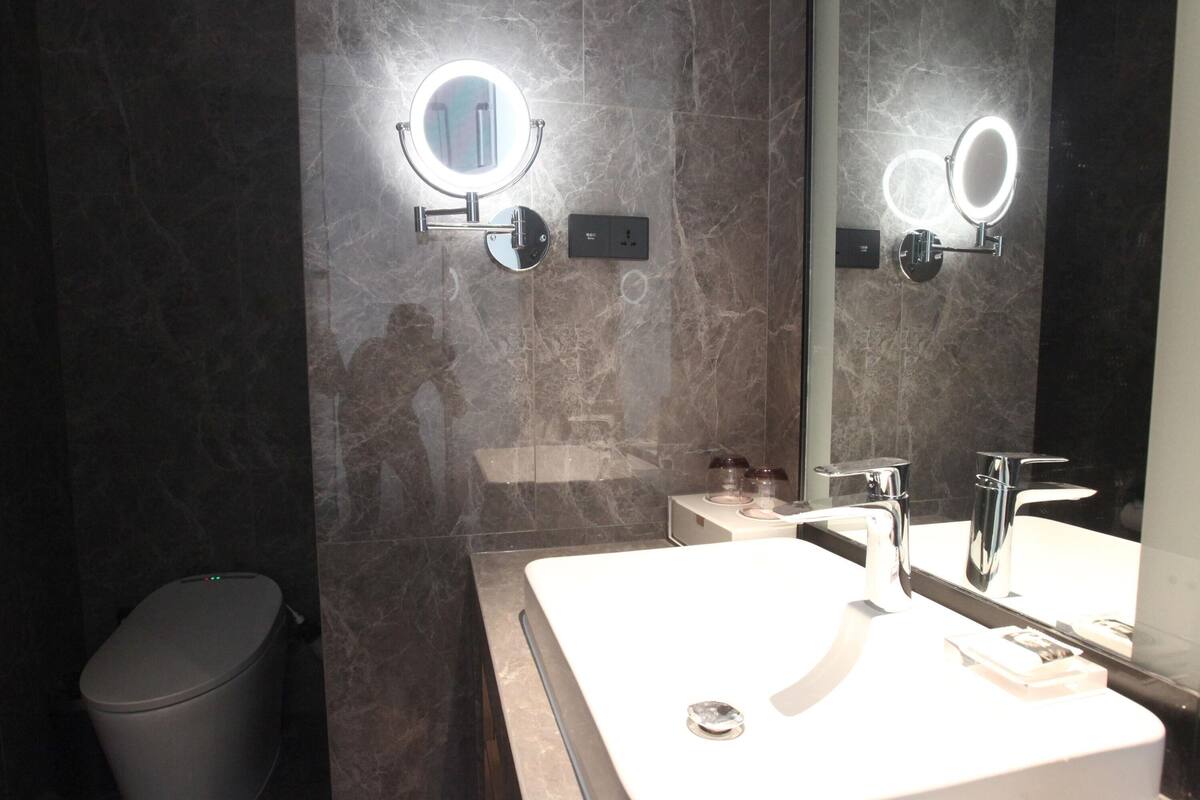 Privilege, Suite, 1 King Bed | In-room safe, individually decorated, individually furnished, desk