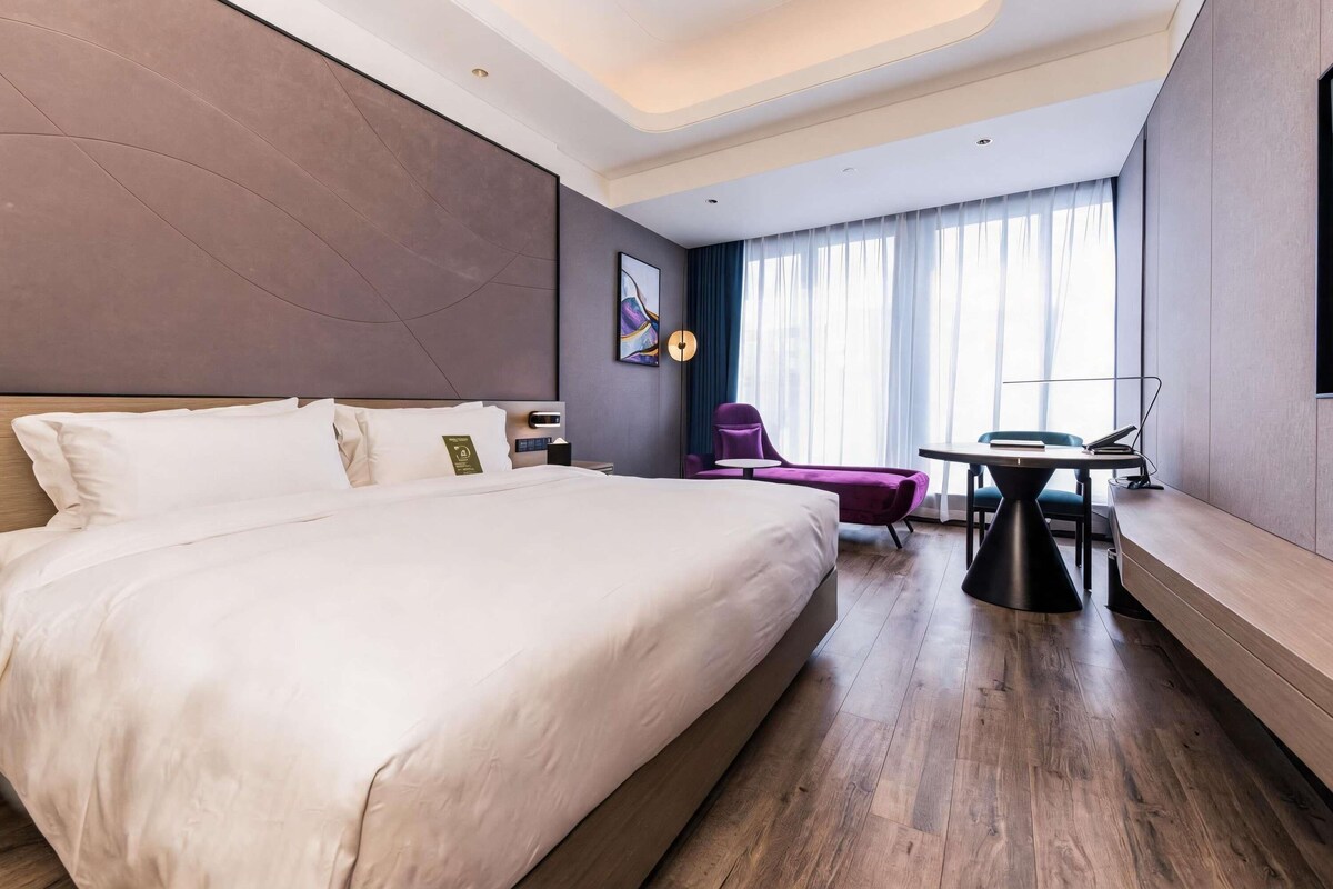 Habitación estándar, 1 cama de matrimonio grande | Edredones de plumas, colchones viscoelásticos, caja fuerte y escritorio