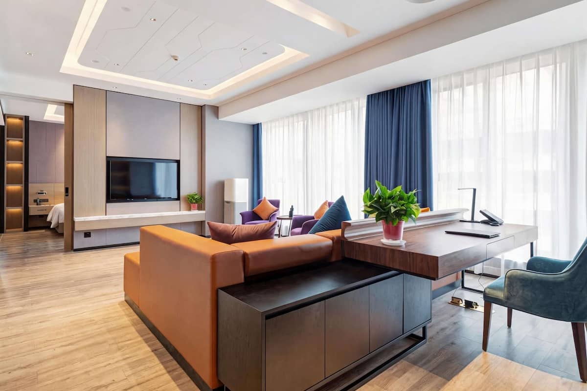 Guest Suite | セーフティボックス (室内)、デスク、遮光カーテン、防音設備